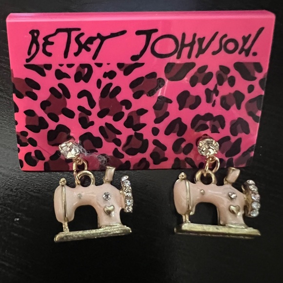 🧵NWT! Sewing Machine Earrings - Picture 2 of 4